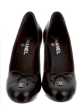 Load image into Gallery viewer, Chanel Interlocking CC Logo Pumps