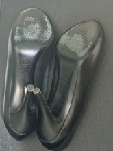 Load image into Gallery viewer, Chanel Interlocking CC Logo Pumps
